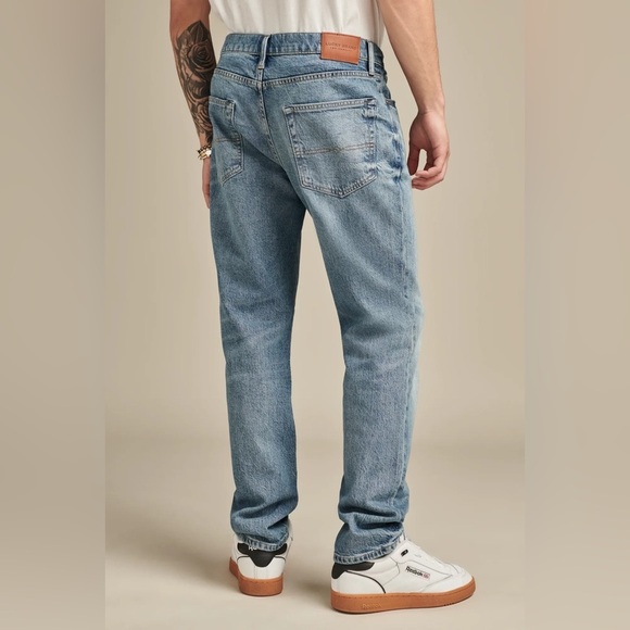 Lucky Brand 223 Straight Fit Jeans Mens 32x34 Blue Light Wash Denim - Picture 1 of 5